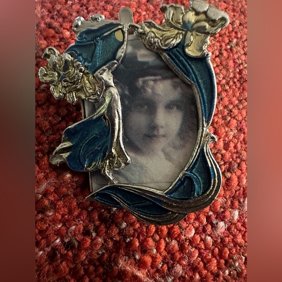 Vintage REO Ornate Flower Scrolls Enamel Picture Photo Frame Brooch Pin Floral - Picture 6 of 6